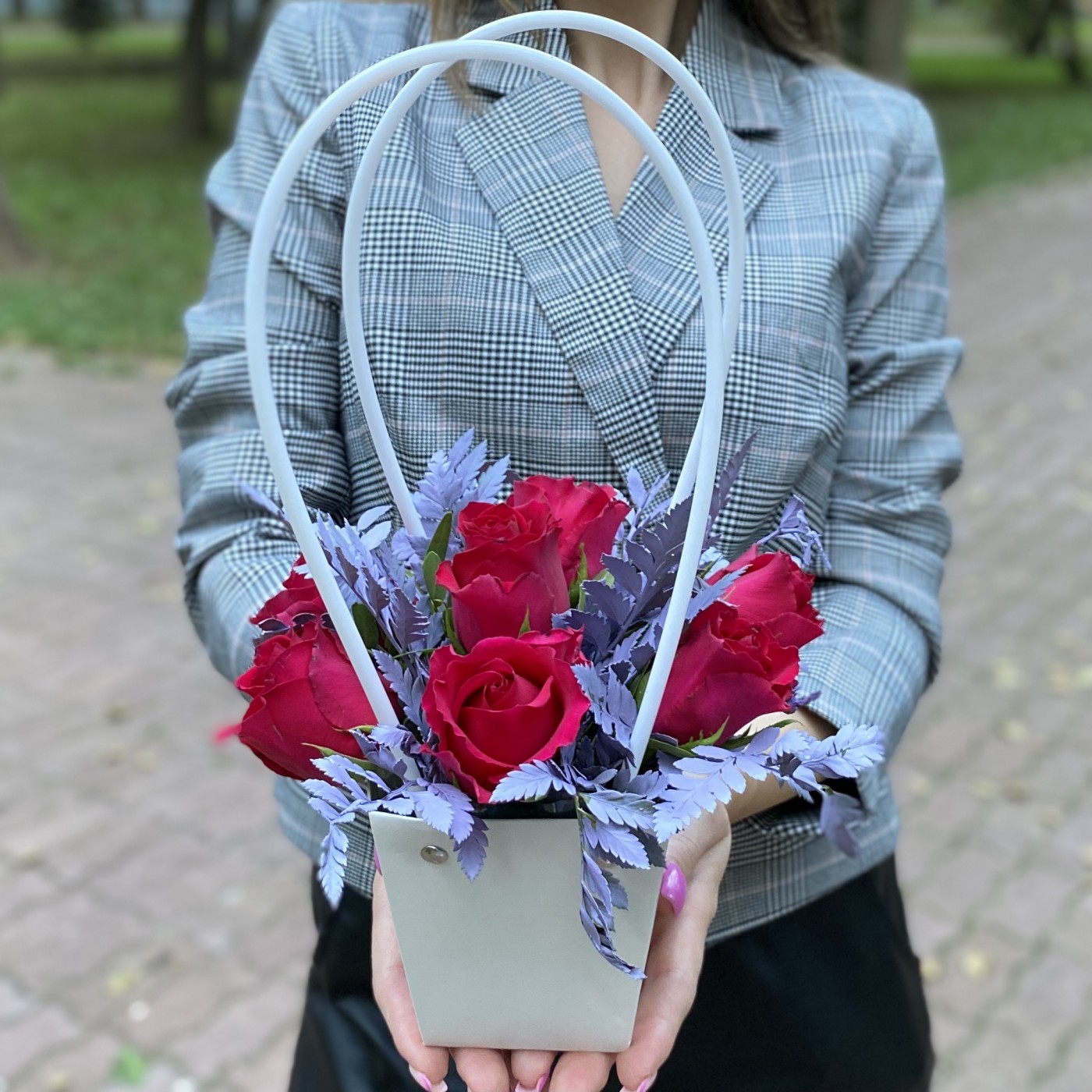7 малиновых роз Такаци в сумочке