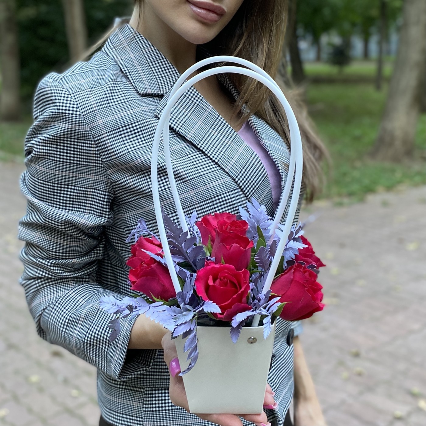 7 малиновых роз Такаци в сумочке