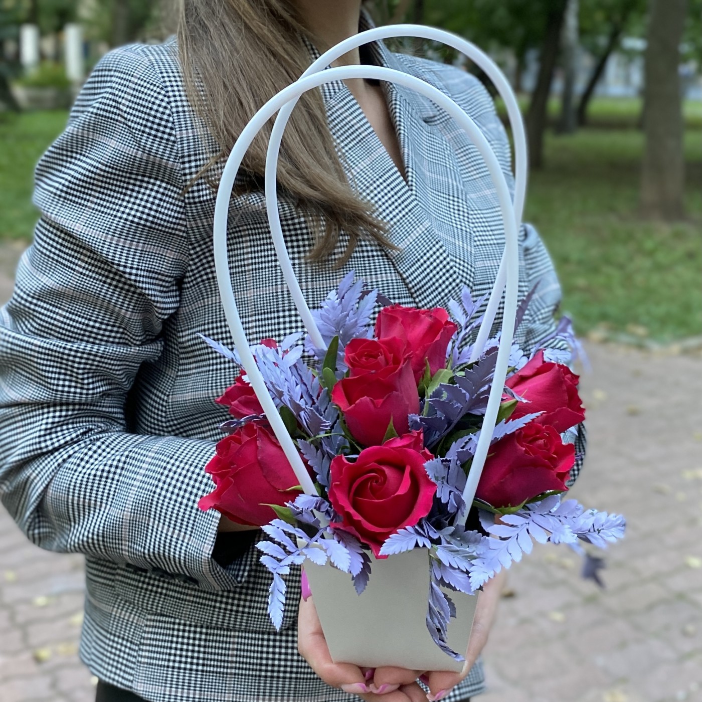7 малиновых роз Такаци в сумочке