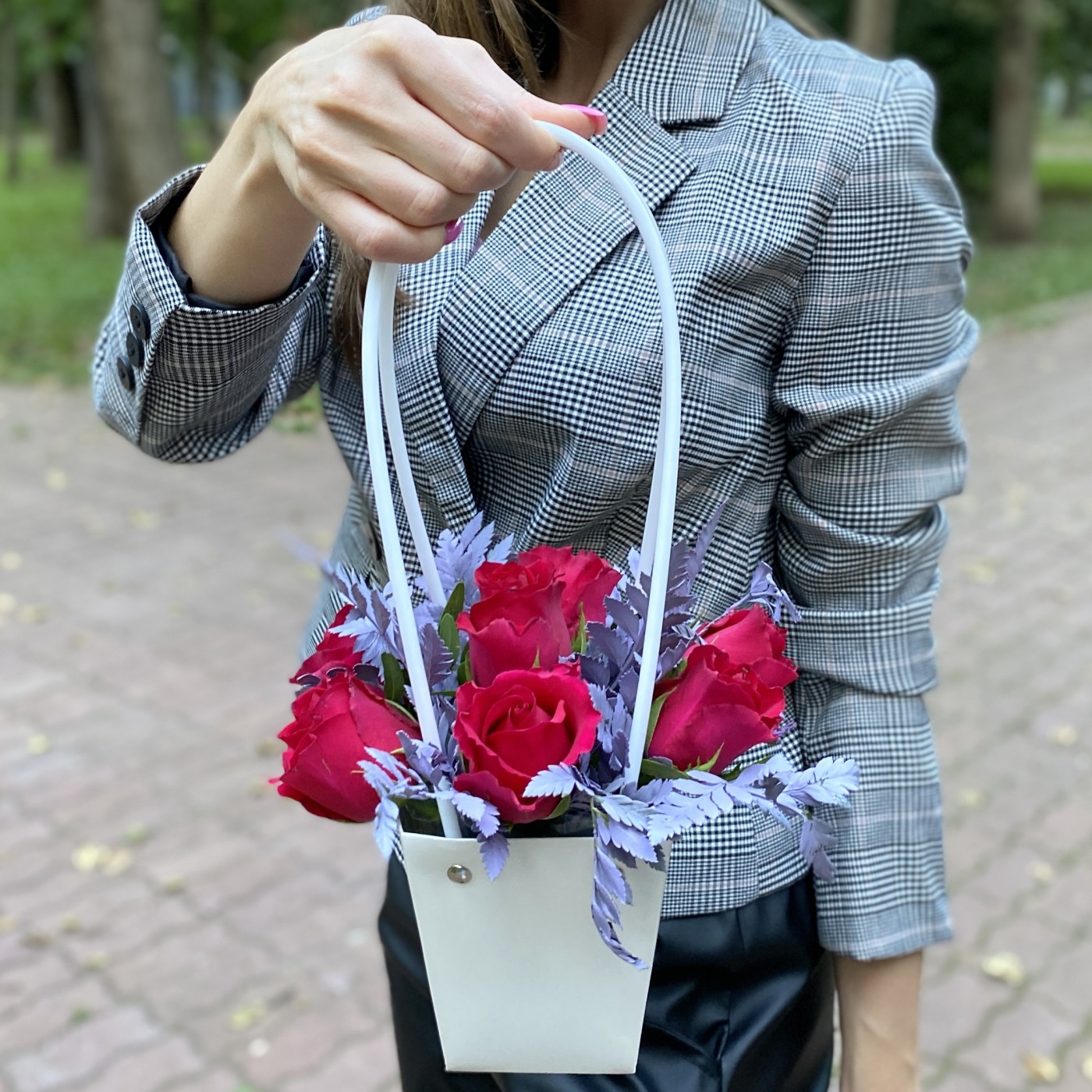 7 малиновых роз Такаци в сумочке