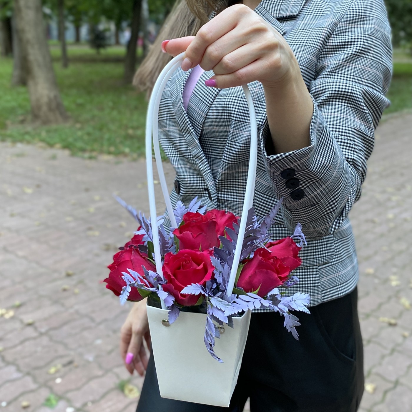 7 малиновых роз Такаци в сумочке