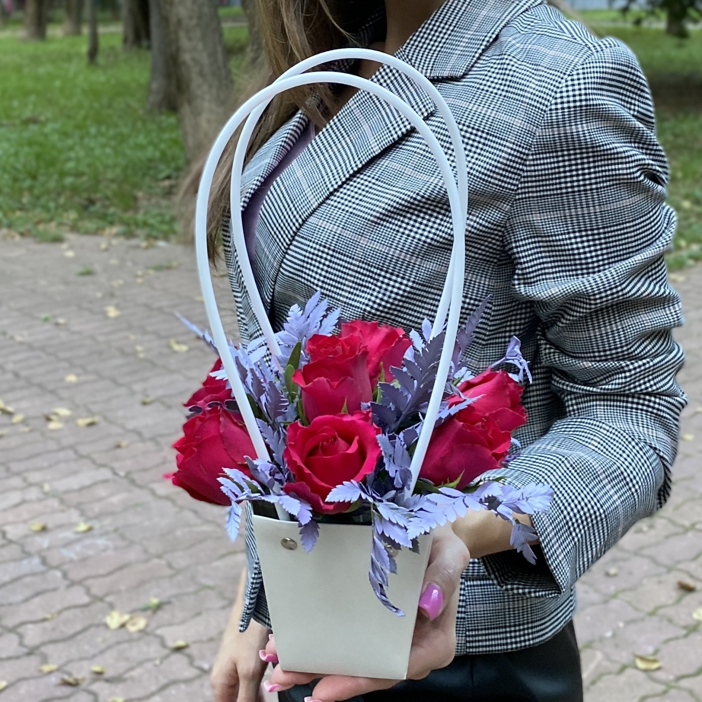 7 малиновых роз Такаци в сумочке