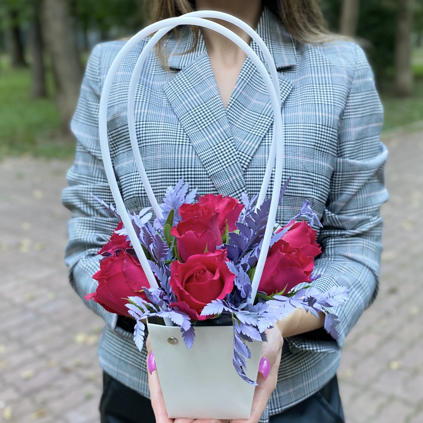 7 малиновых роз Такаци в сумочке