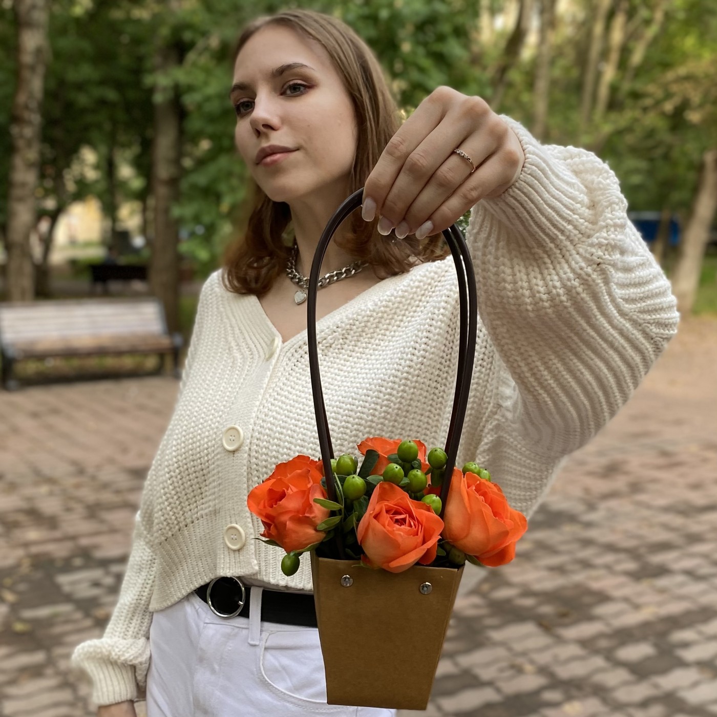 7 оранжевых роз в сумочке