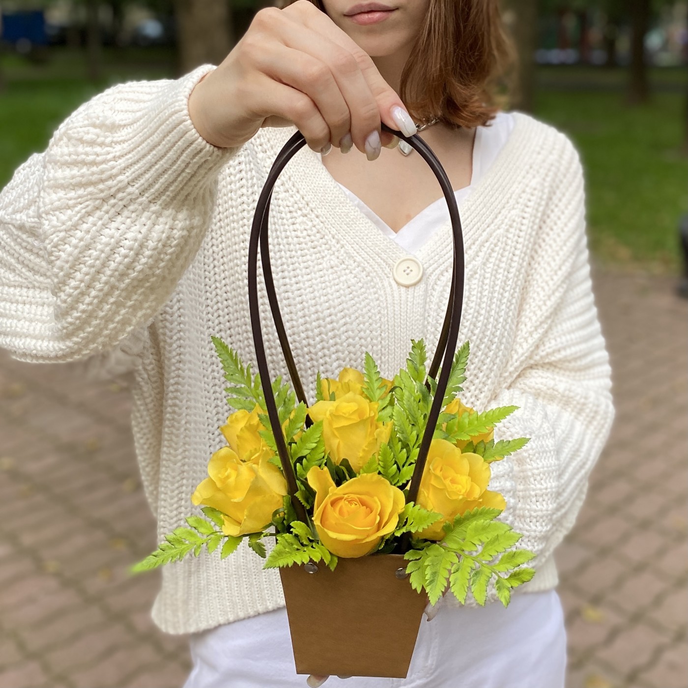 7 желтых роз в сумочке