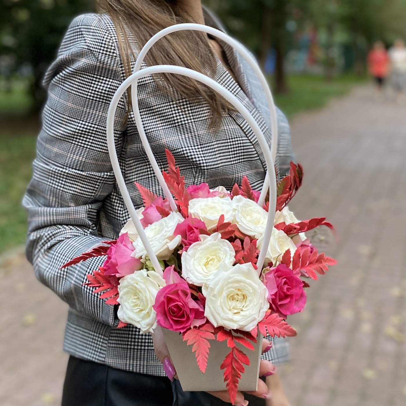 Дуэт кустовых роз Рупски и Сноу бабл в сумочке
