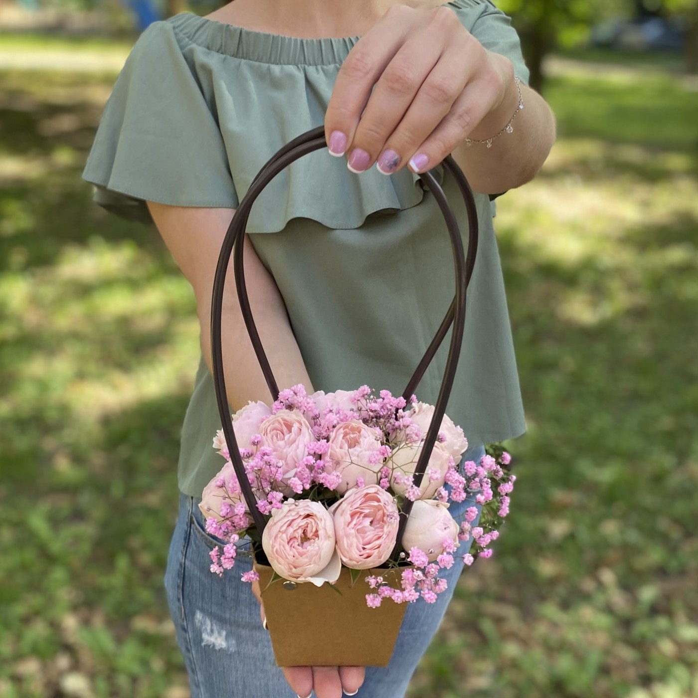 Композиция с кустовой пионовидной розой Мансфилд парк в сумочке