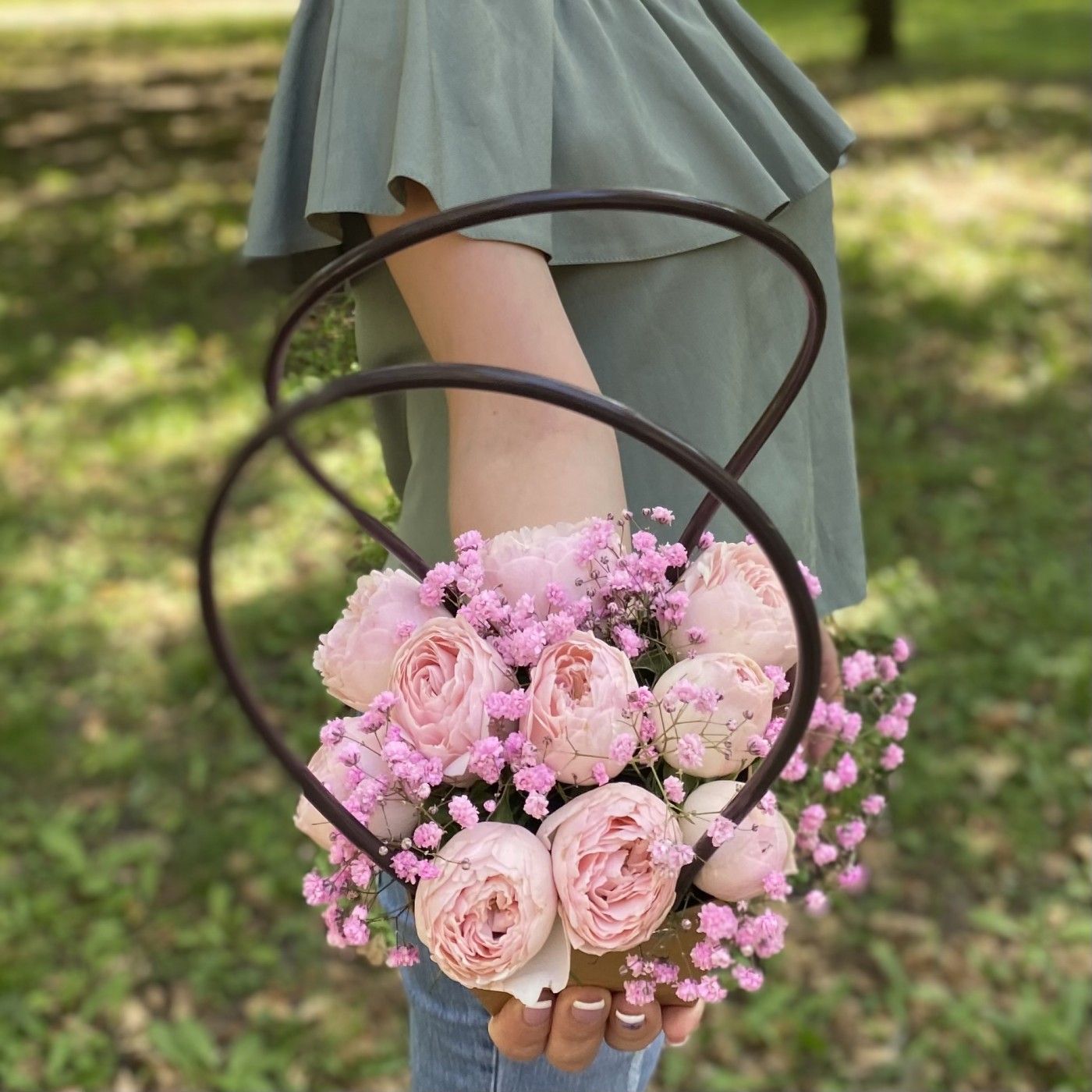 Композиция с кустовой пионовидной розой Мансфилд парк в сумочке