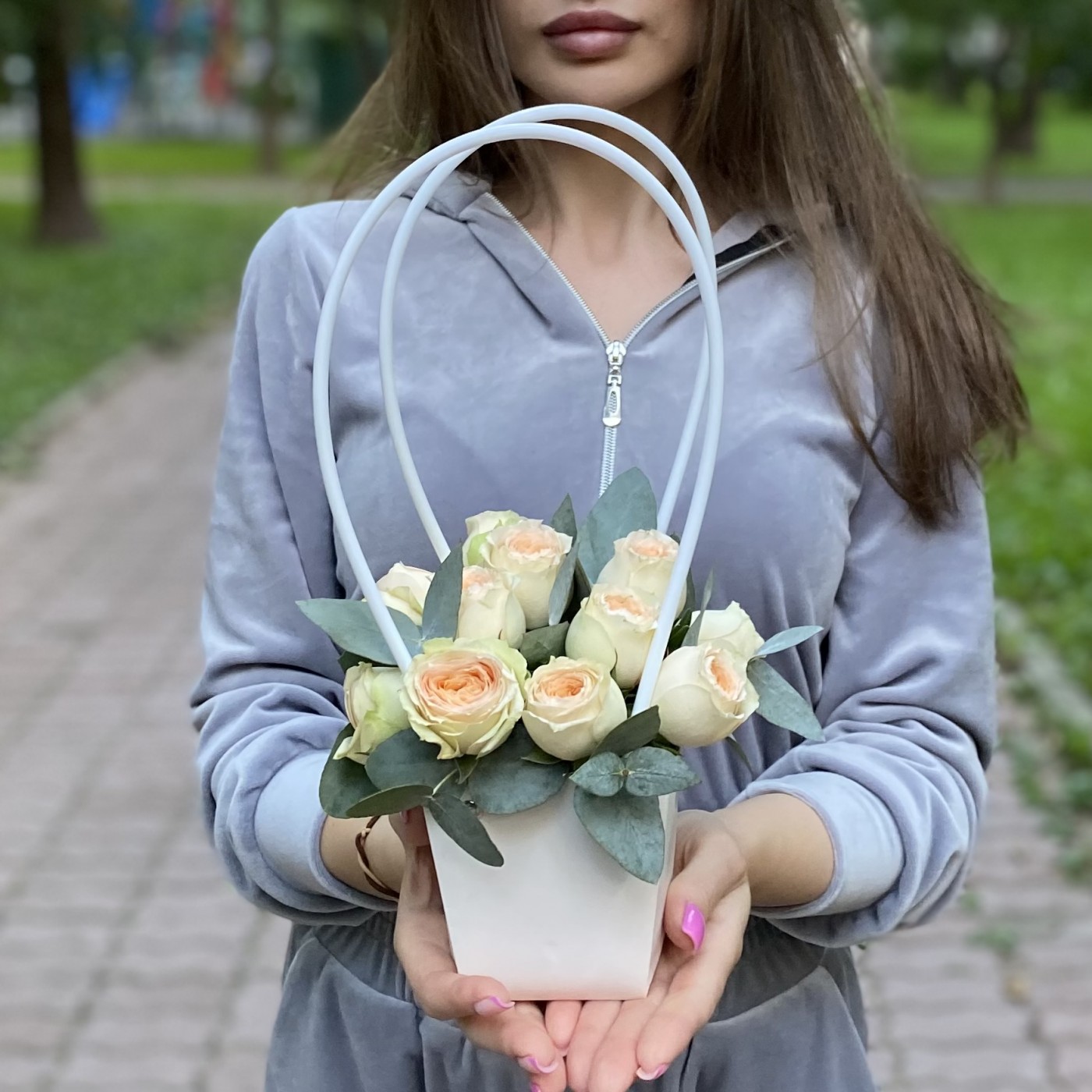 Композиция с кустовой пионовидной розой Павлова в сумочке