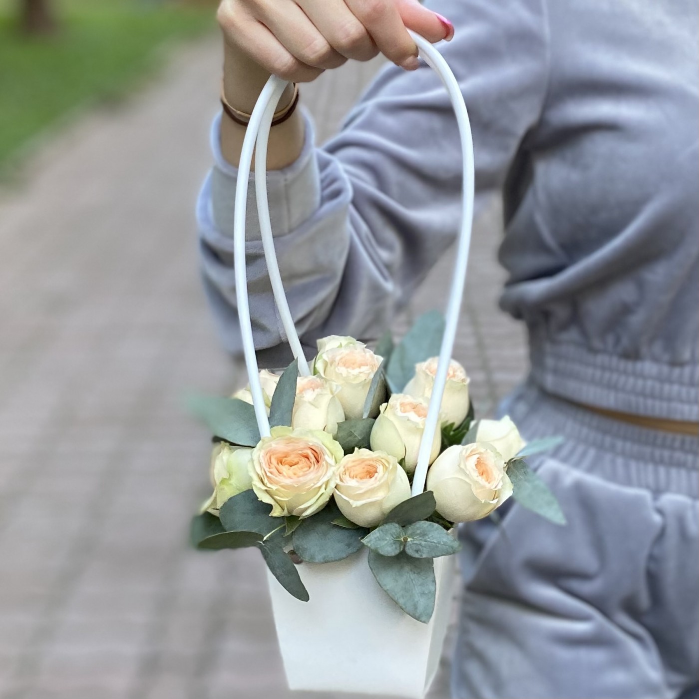 Композиция с кустовой пионовидной розой Павлова в сумочке