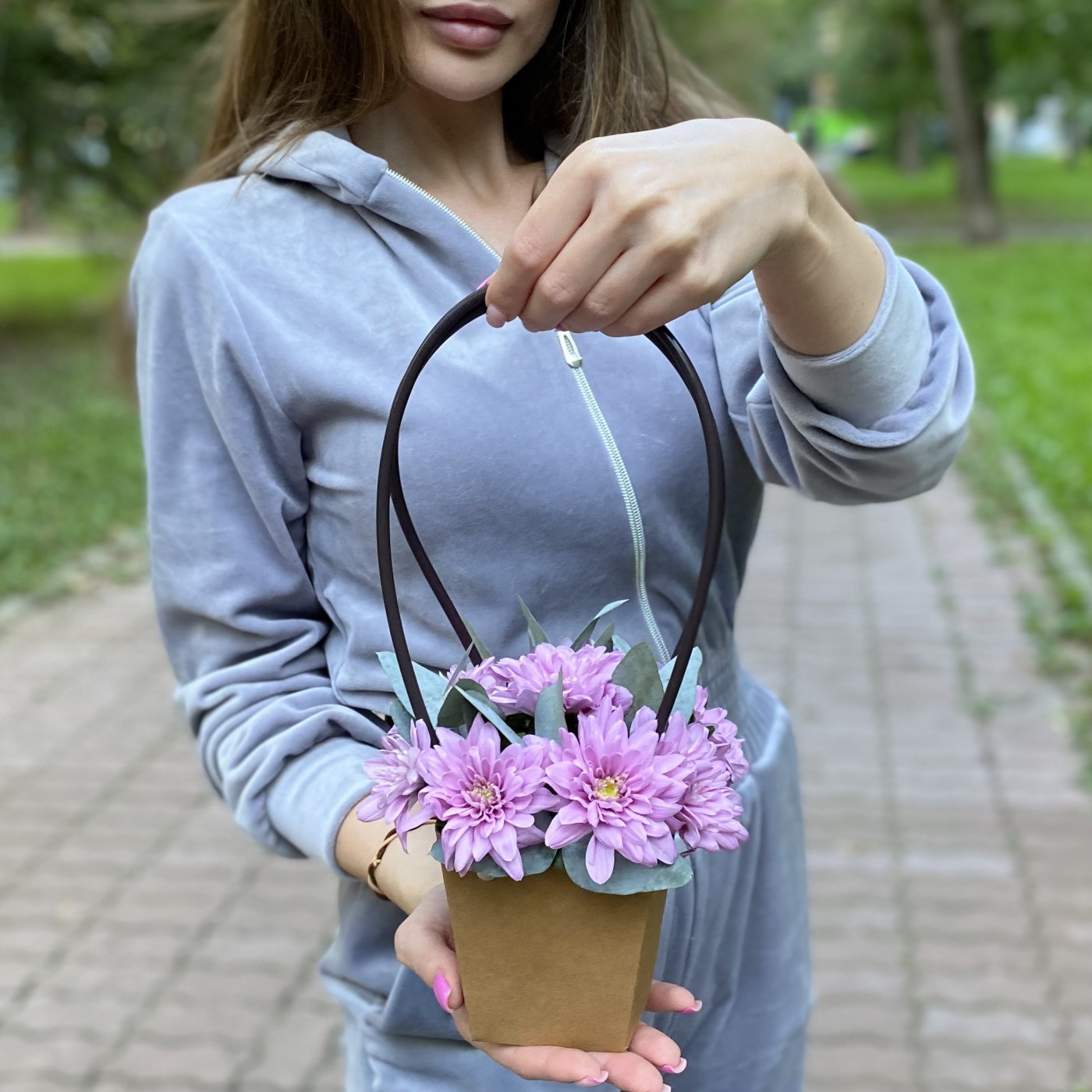 Сиреневая кустовая хризантема Балтика в сумочке