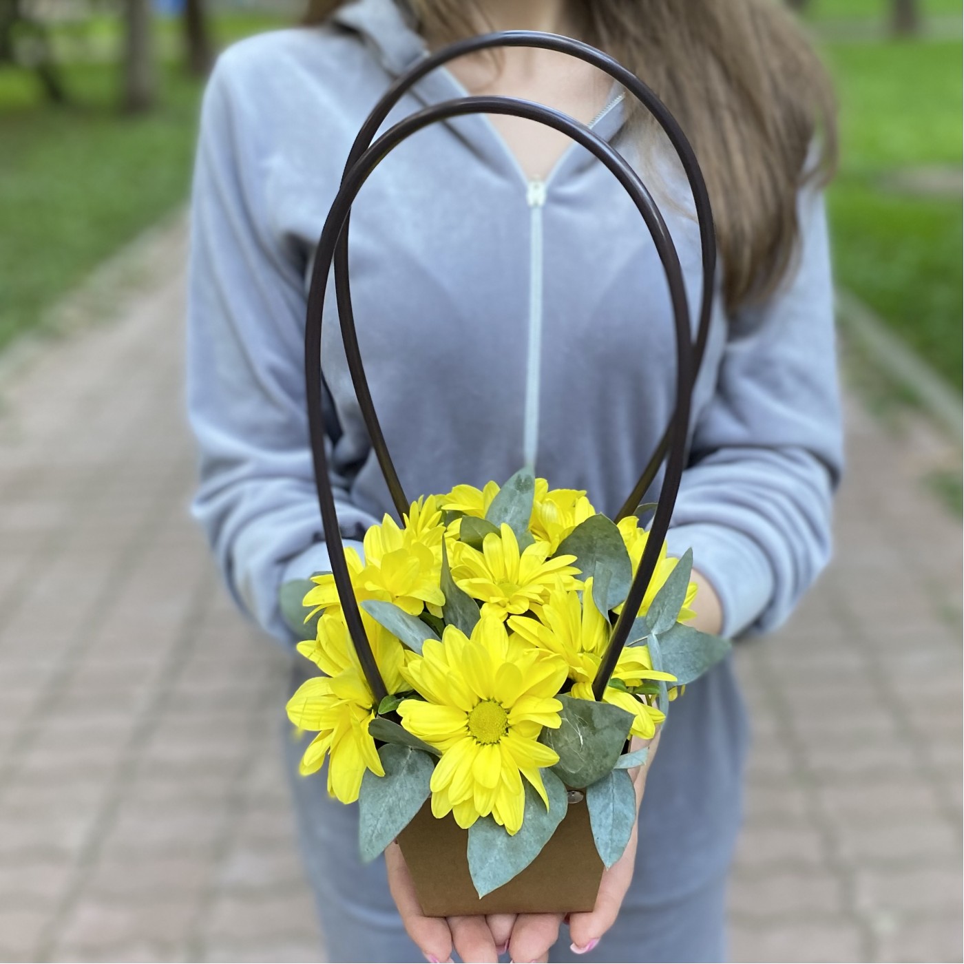 Желтая кустовая хризантема Бакарди в сумочке