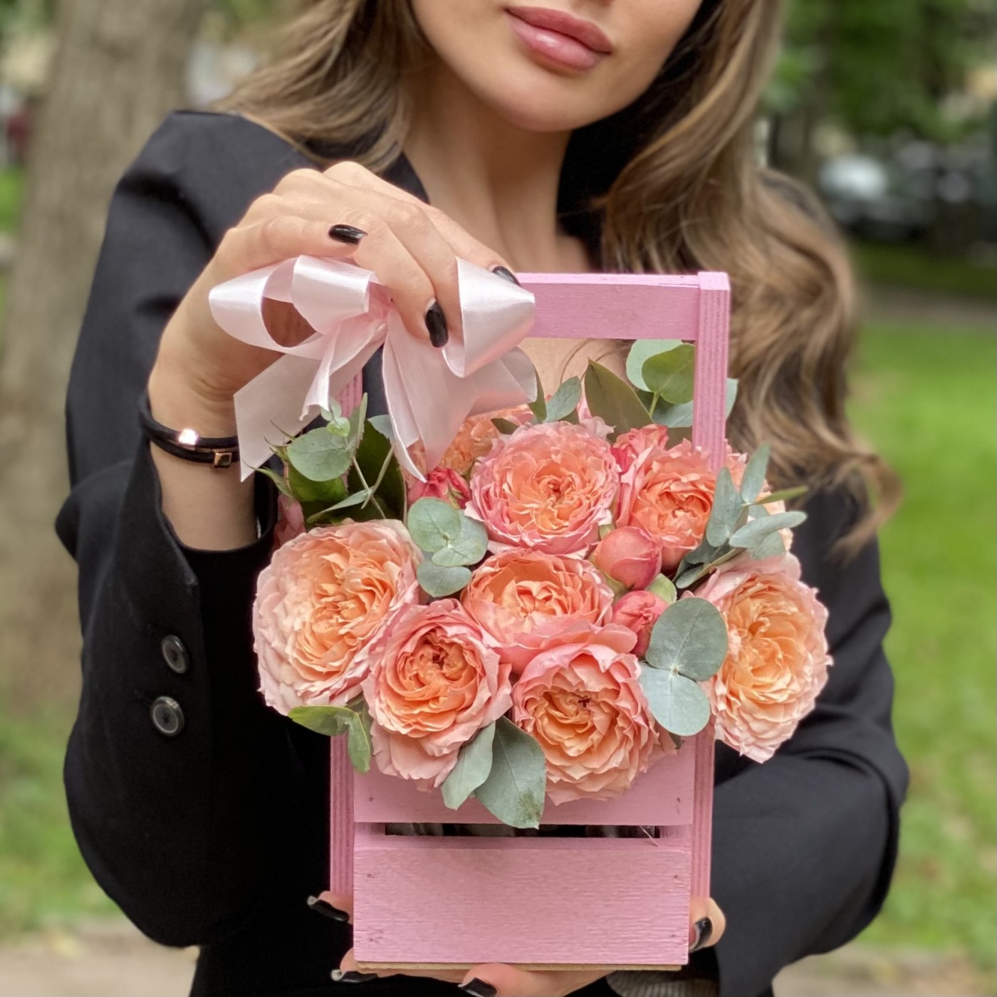 Кустовая пионовидная роза Джульетта в деревянном ящике