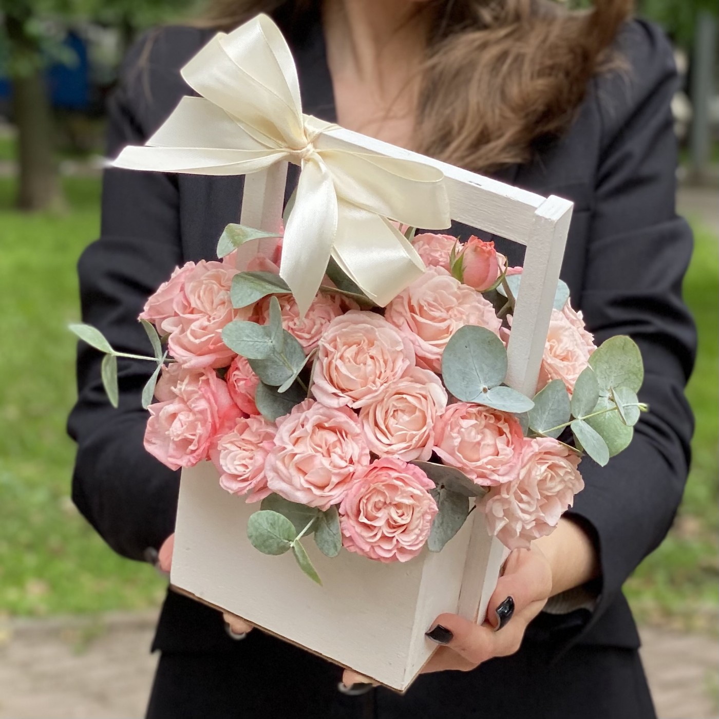 Кустовая пионовидная роза Мадам Бомбастик в деревянном ящике