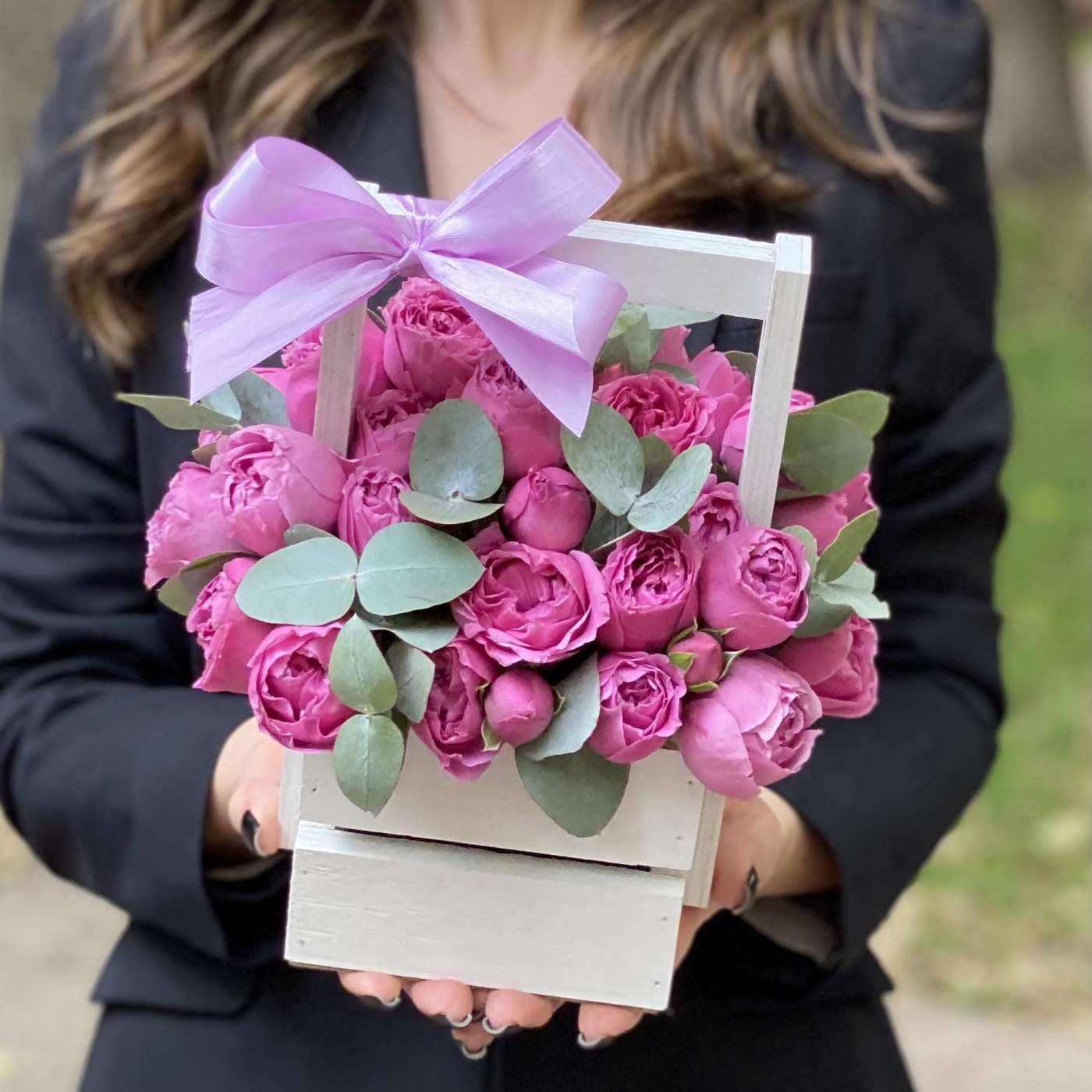 Кустовая пионовидная роза Мисти Баблс в деревянном ящике