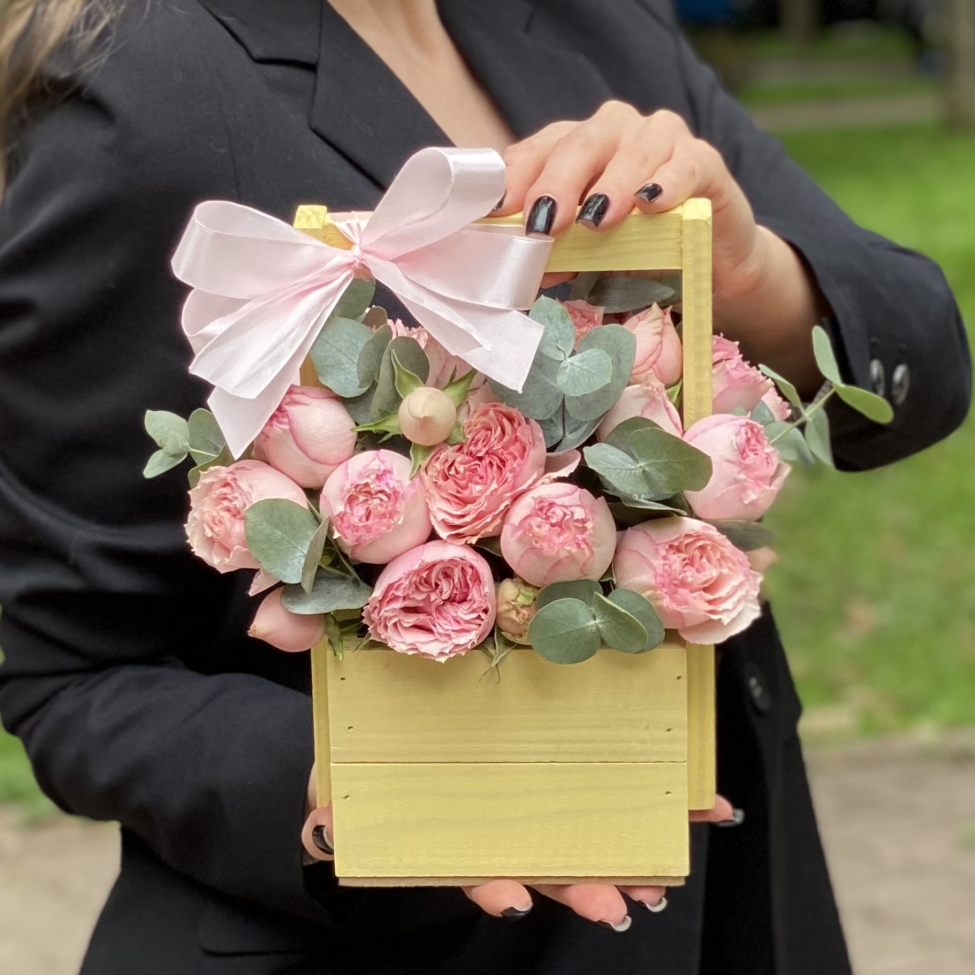 Кустовая пионовидная роза Пинк Блоссом в деревянном ящике