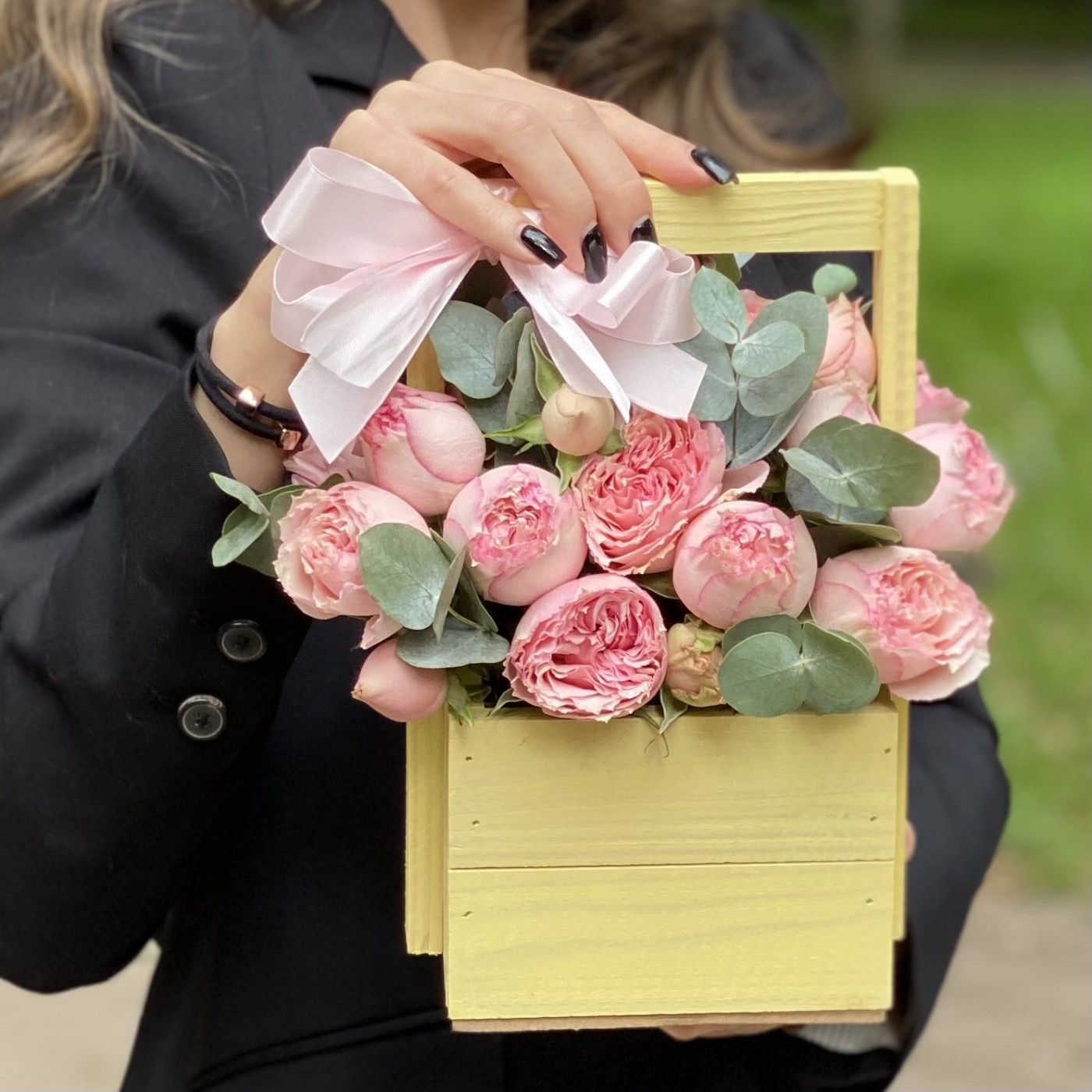 Кустовая пионовидная роза Пинк Блоссом в деревянном ящике