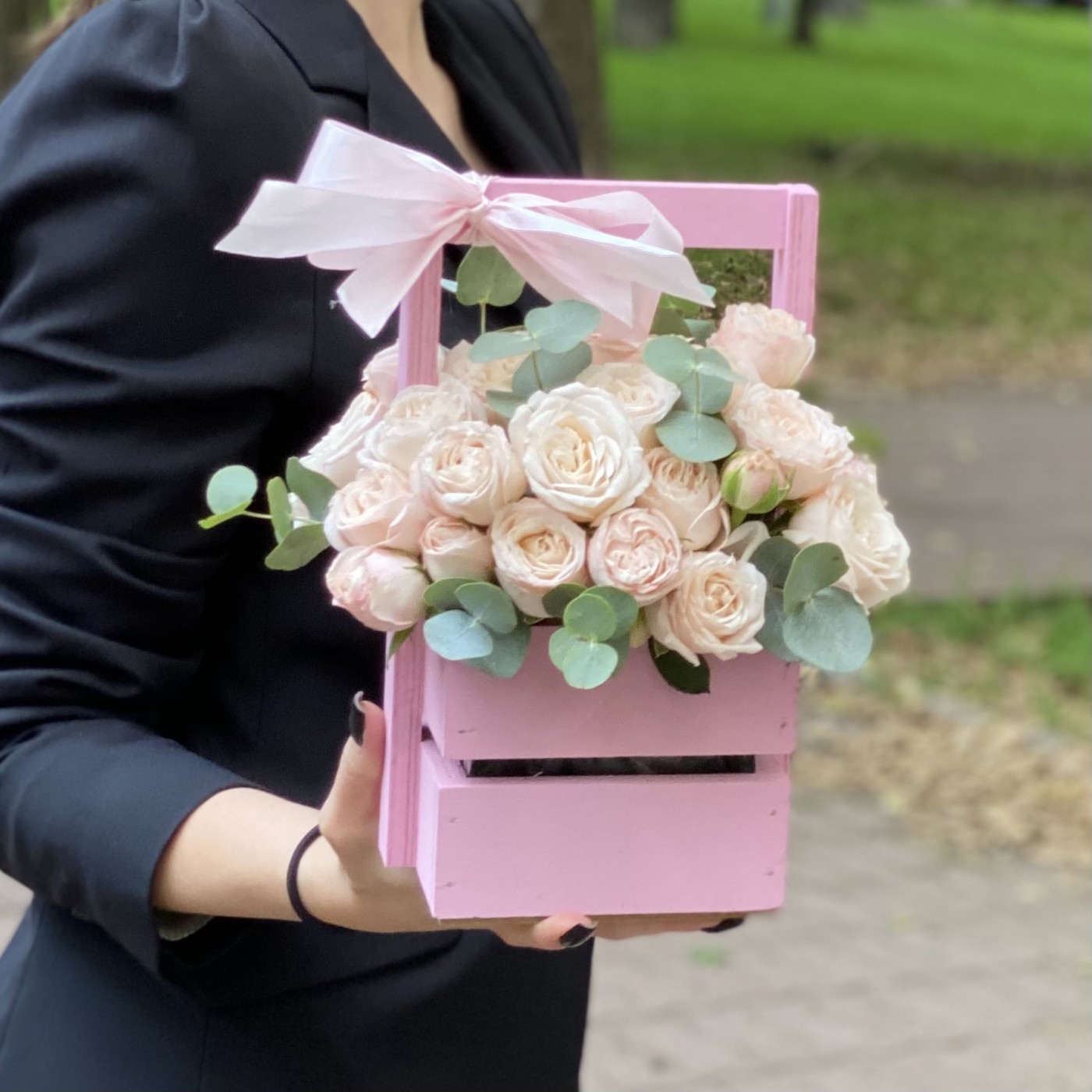 Кустовая пионовидная роза Бомбастик в деревянном ящике