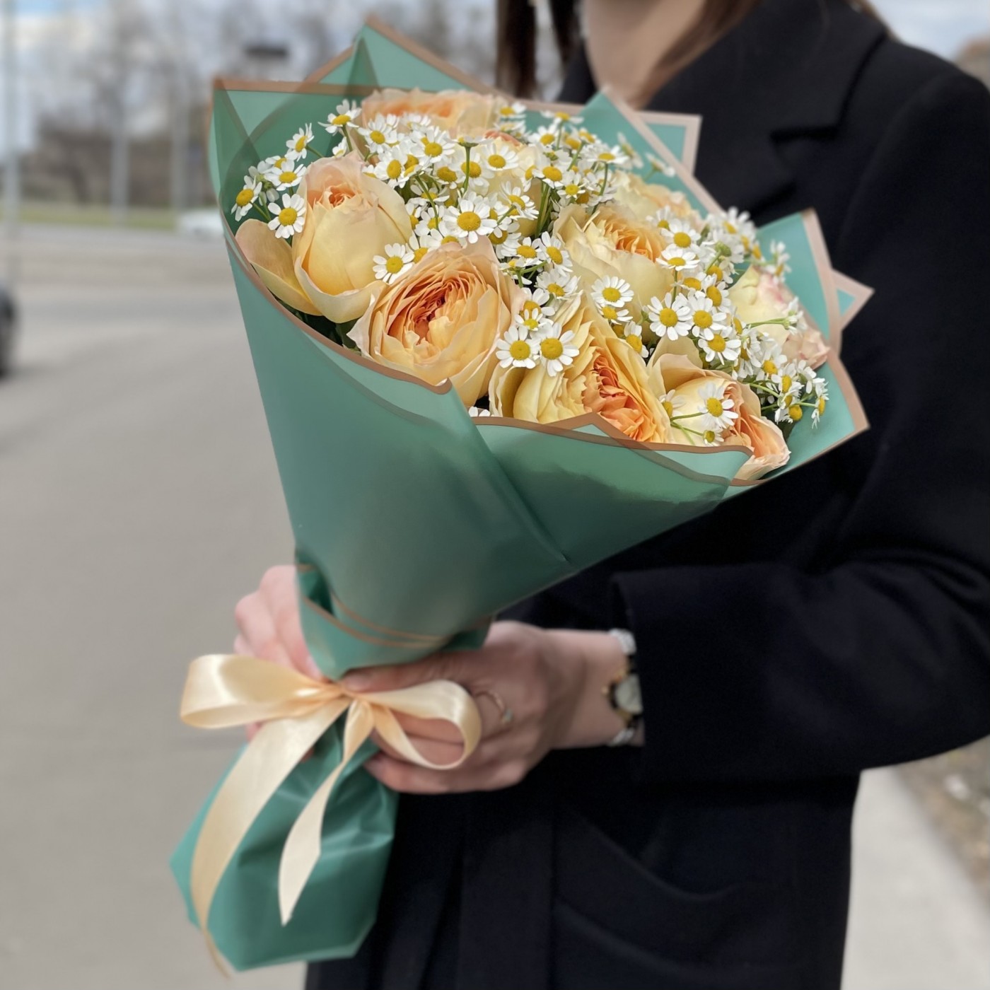 Пионовидные розы Карамель антик с ромашками