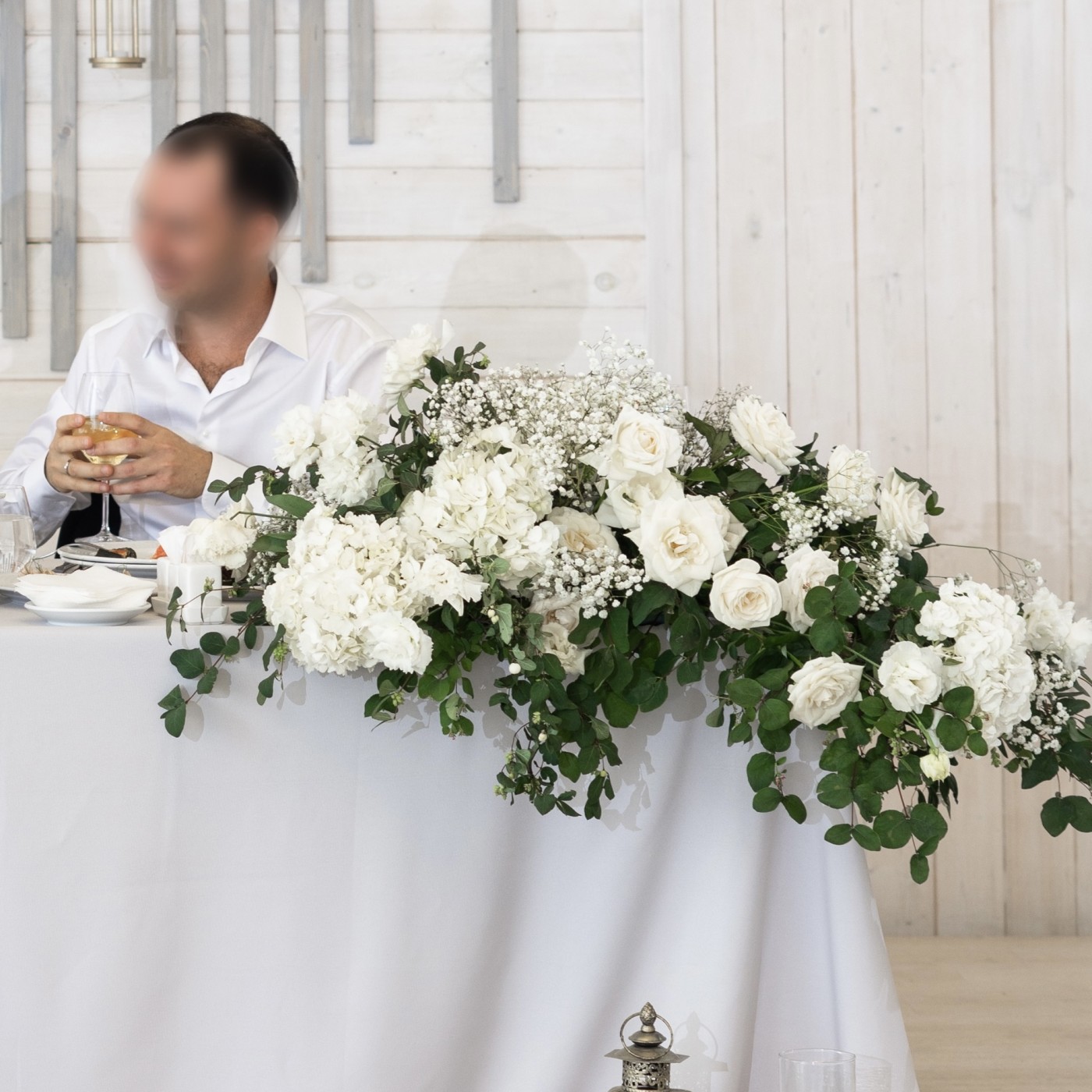 Композиция из белых гортензий и роз на стол молодоженов