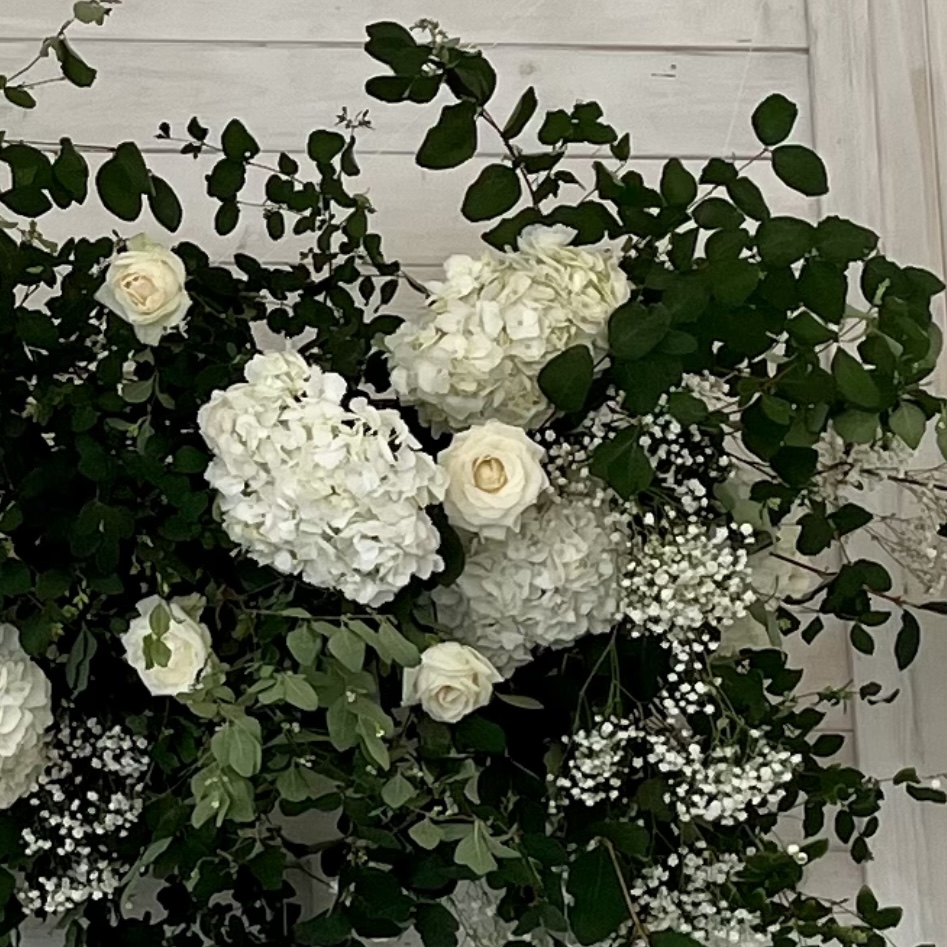 Настенная композиция из белых гортензий и роз
