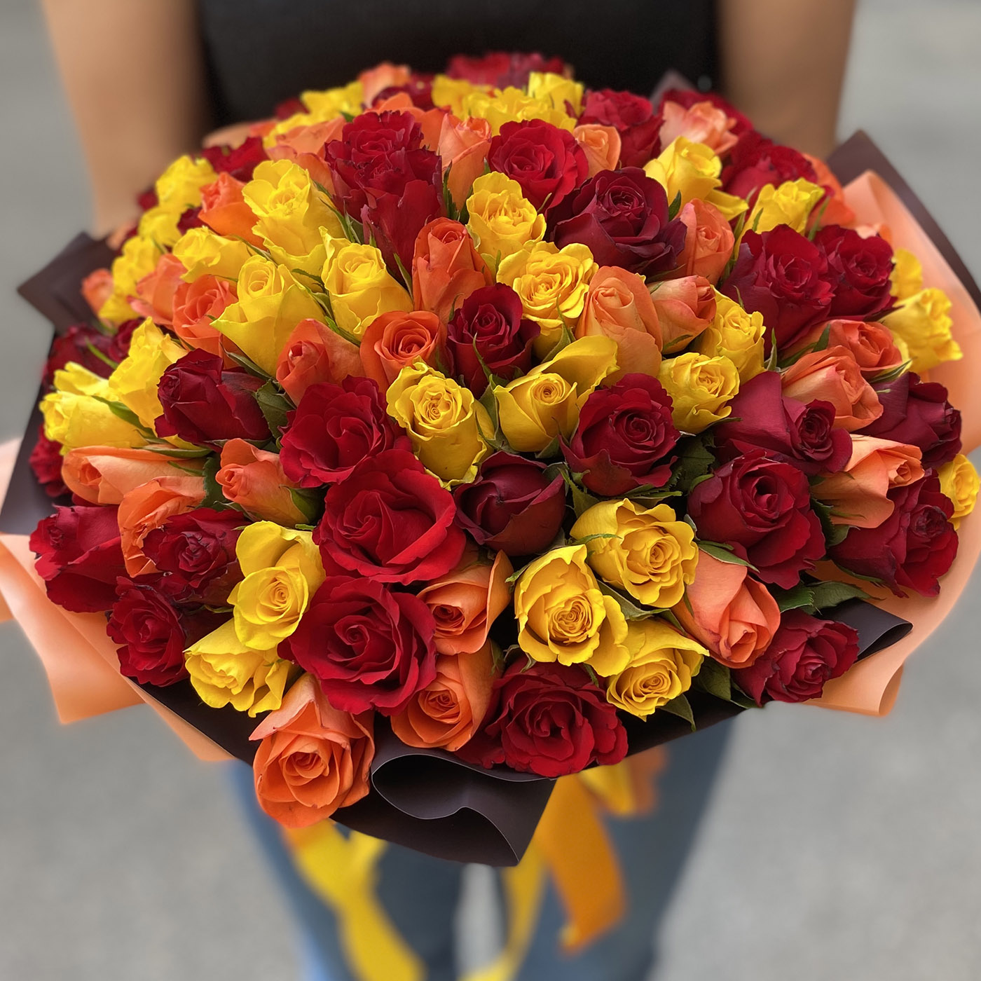 ШикарныЙ букет с разноцветными розами