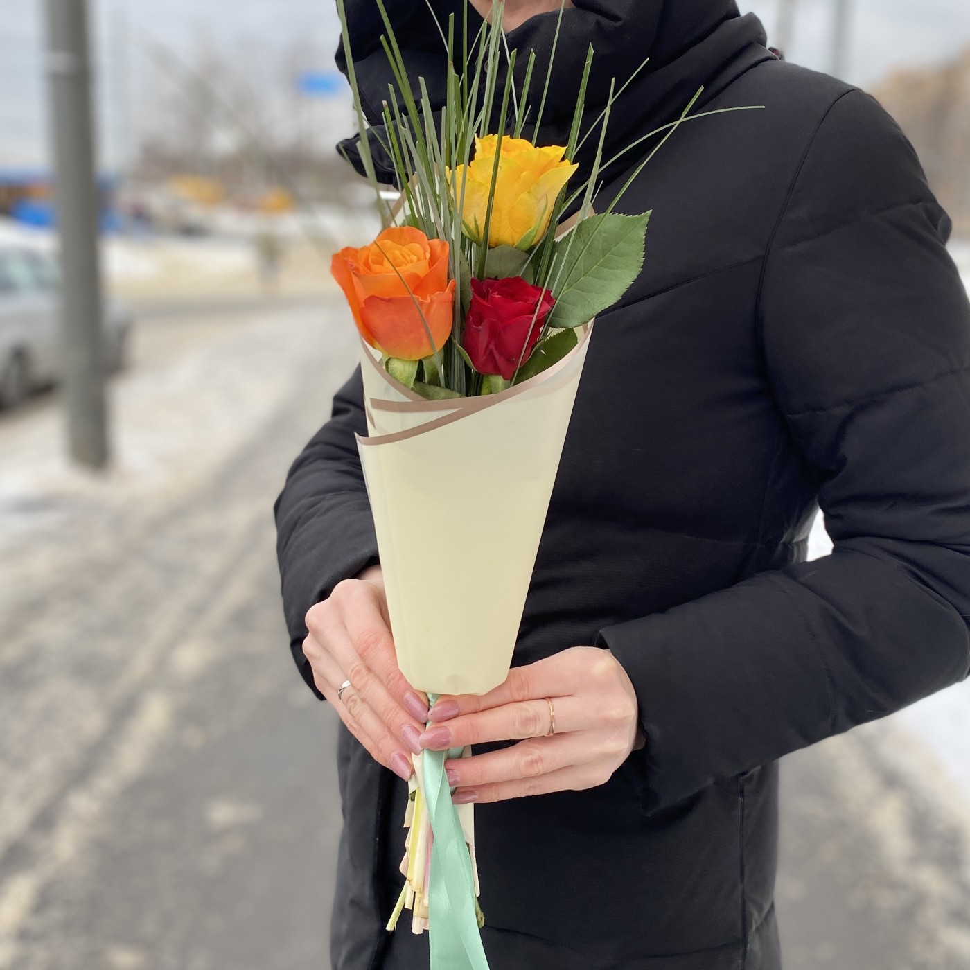 Яркие розы с берграссом