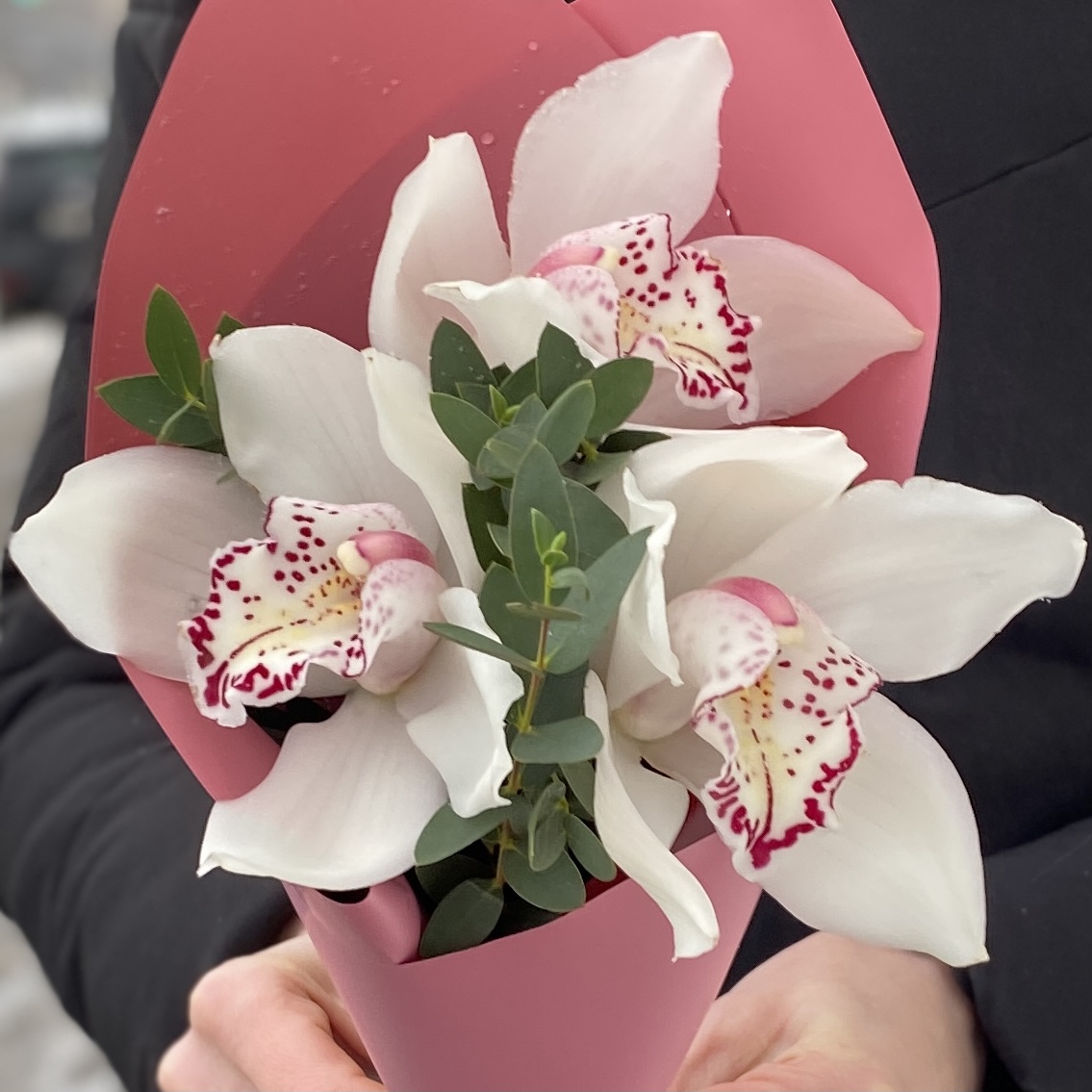 Корпоративный букет с белыми орхидеями