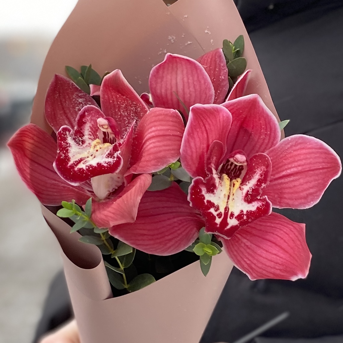 Корпоративный букет с бордовыми орхидеями