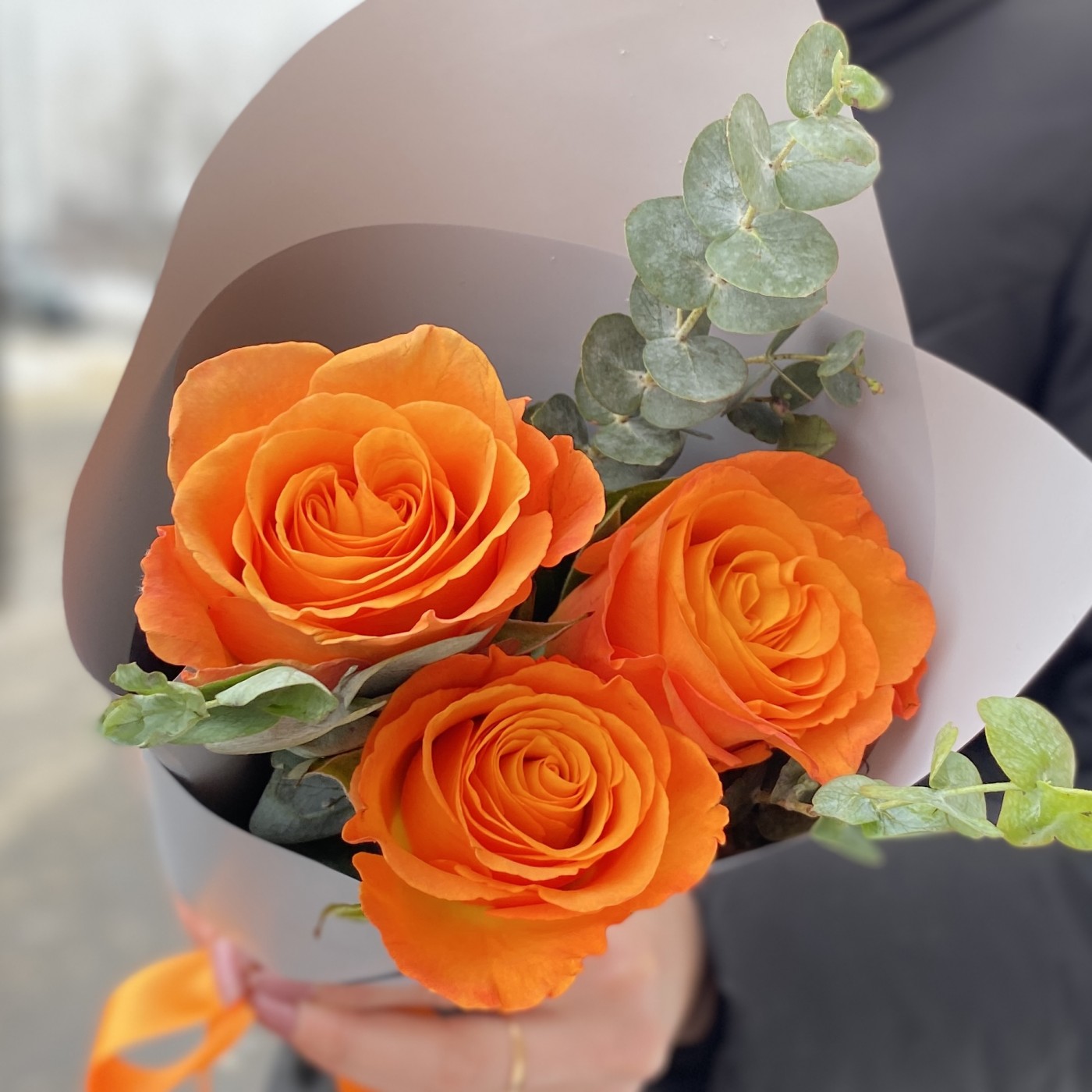 Оранжевые розы с эвкалиптом