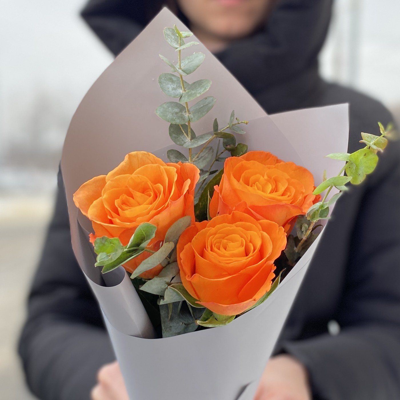 Оранжевые розы с эвкалиптом