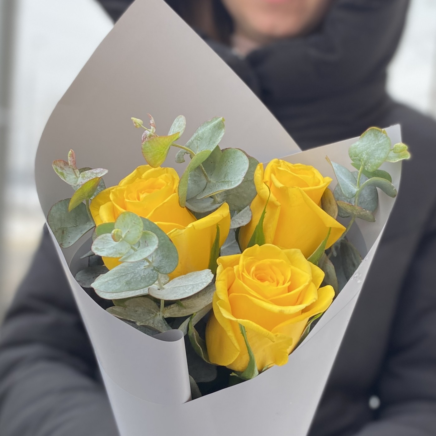 Желтые розы с эвкалиптом