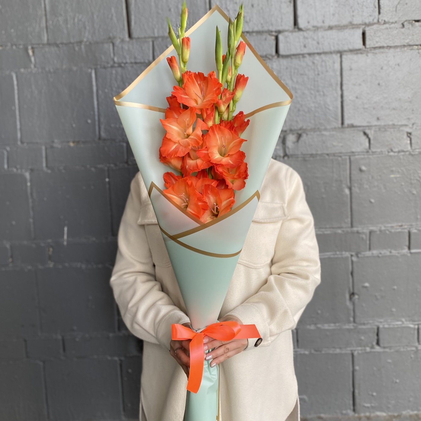 3 коралловых гладиолуса