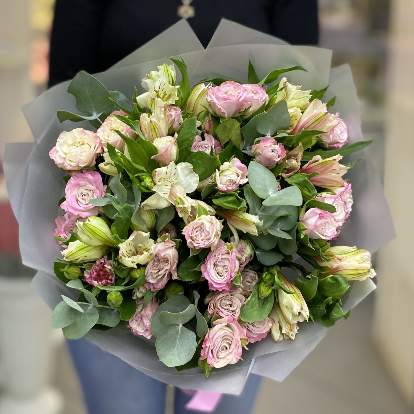 Кустовые розы Энджел Бомбастик с альстромерией и эвкалиптом