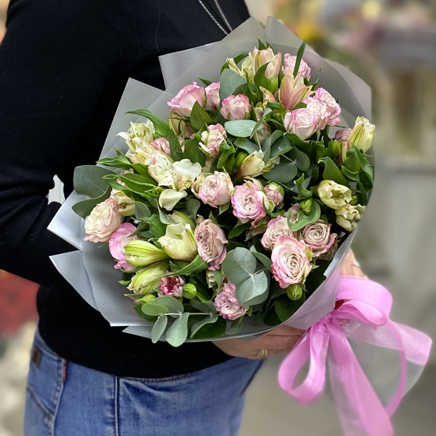 Кустовые розы Энджел Бомбастик с альстромерией и эвкалиптом