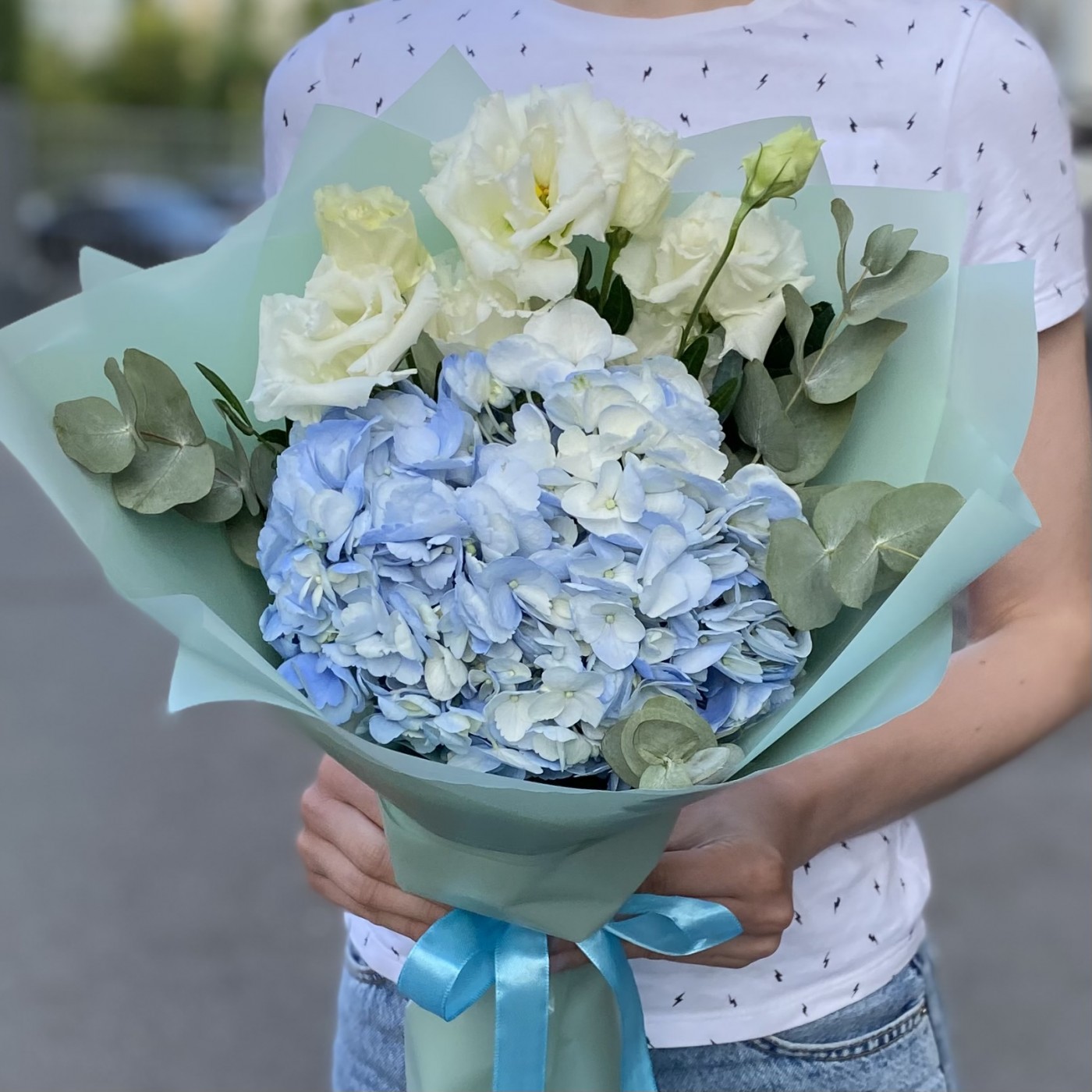 Голубая гортензия с белой эустомой