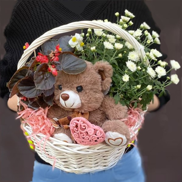 Композиция с хризантемой и мишкой в корзине