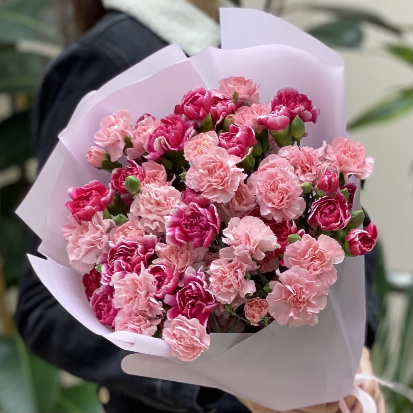 Букет микс из 25 кустовых розовых гвоздик