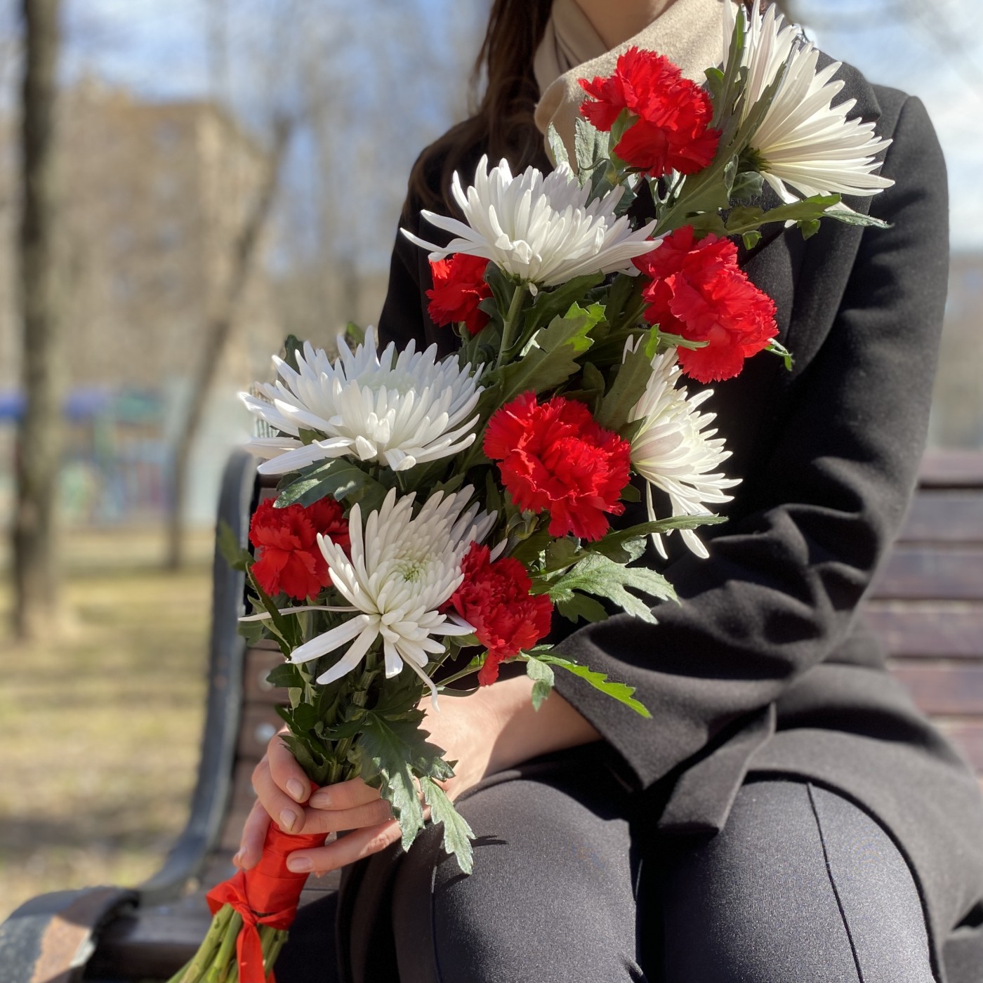 Красные гвоздики и хризантемы на 9 мая День Победы