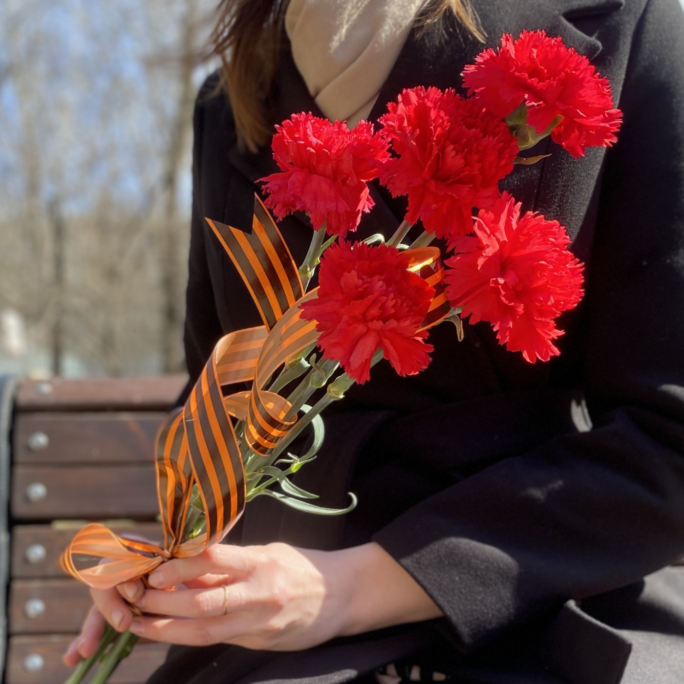 Букет красных гвоздик 9 мая