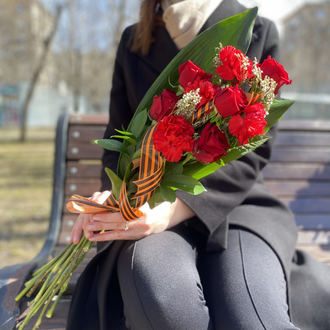 Универсальный букет роз и гвоздик