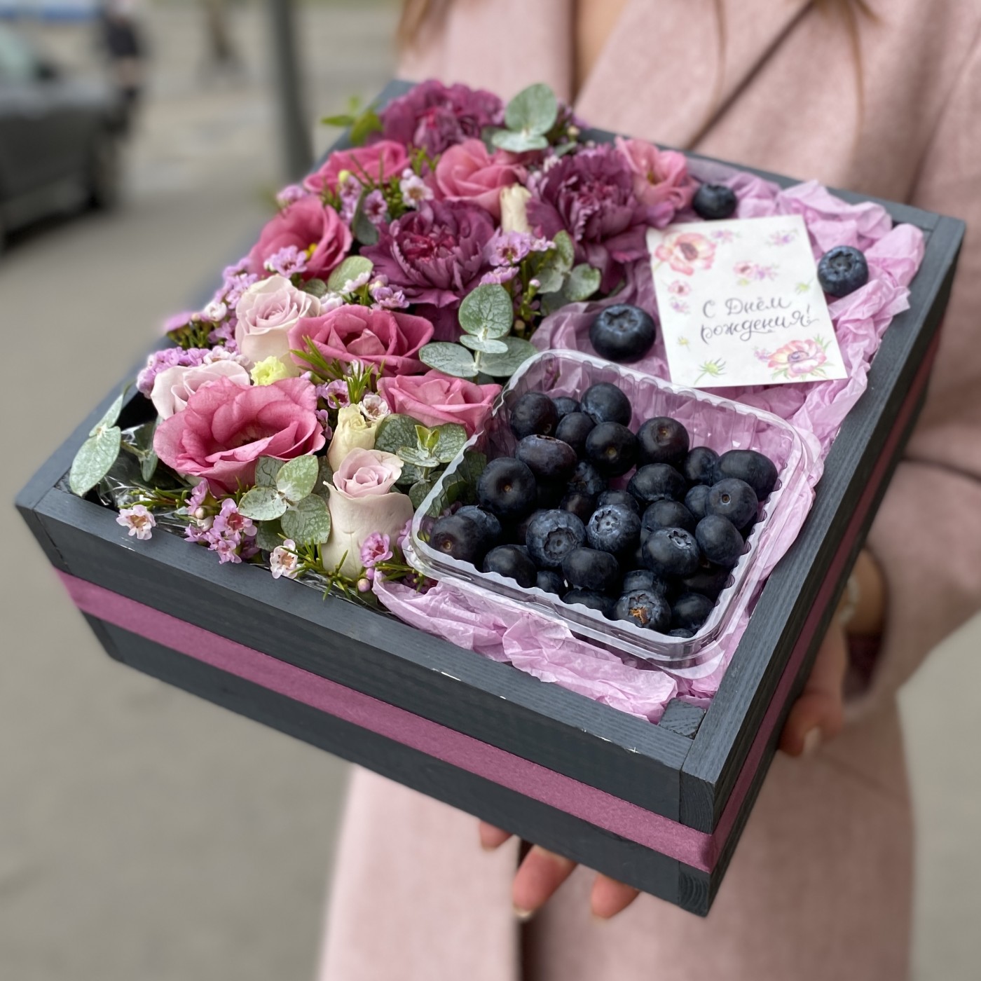 Цветы в коробке с голубикой