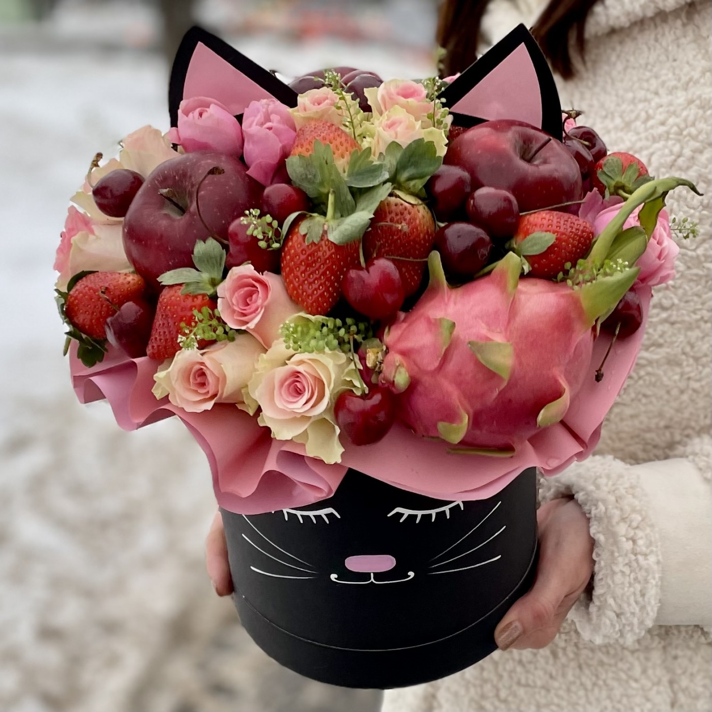 Авторская композиция Кошечка с фруктами и розами
