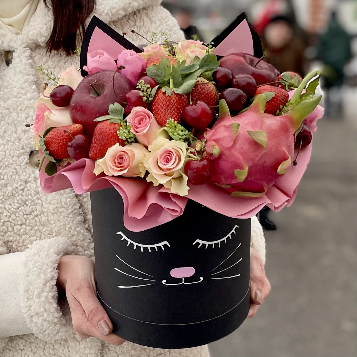 Авторская композиция Кошечка с фруктами и розами