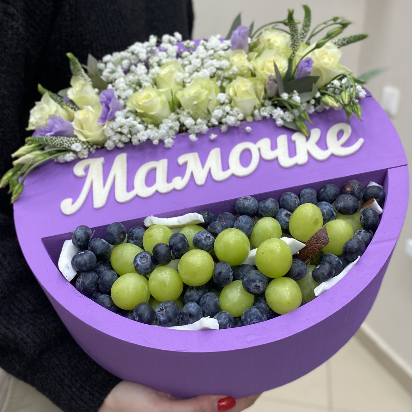 Композиция Мамочке с розами и фруктами