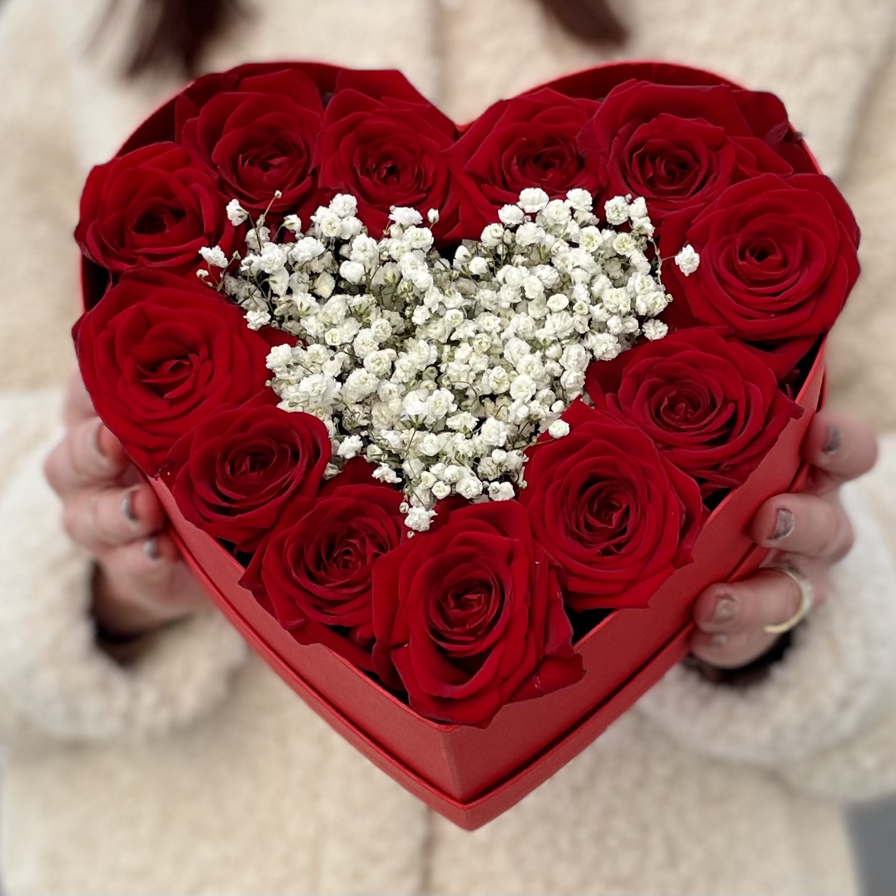 Коробка Сердце с красными розами и гипсофилой