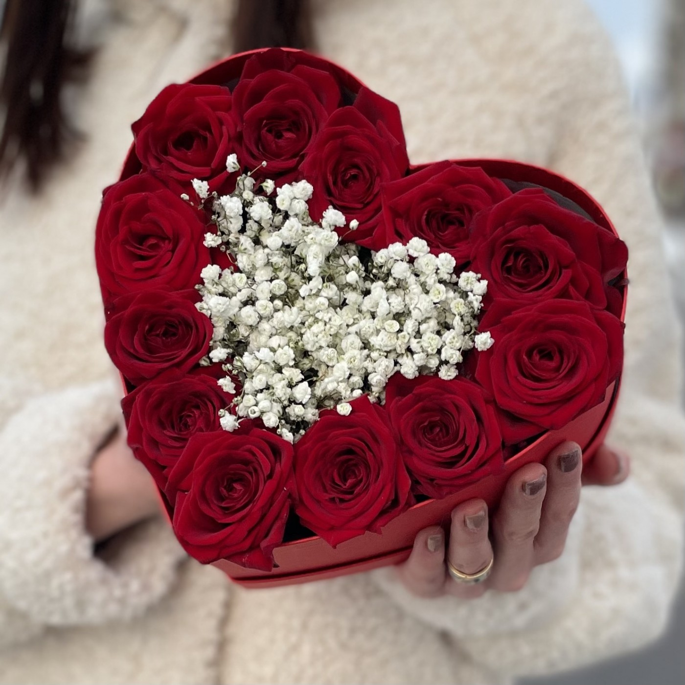 Коробка Сердце с красными розами и гипсофилой