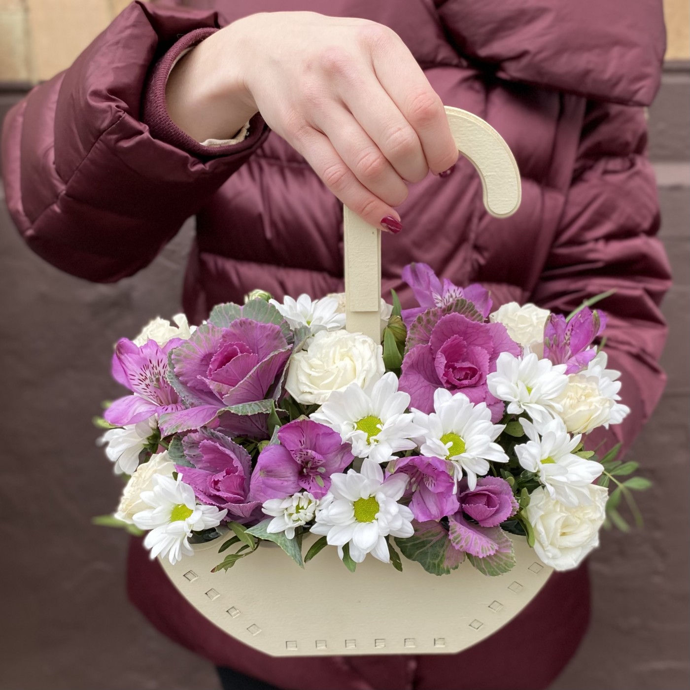 Композиция в зонтике с розами и альстромерией