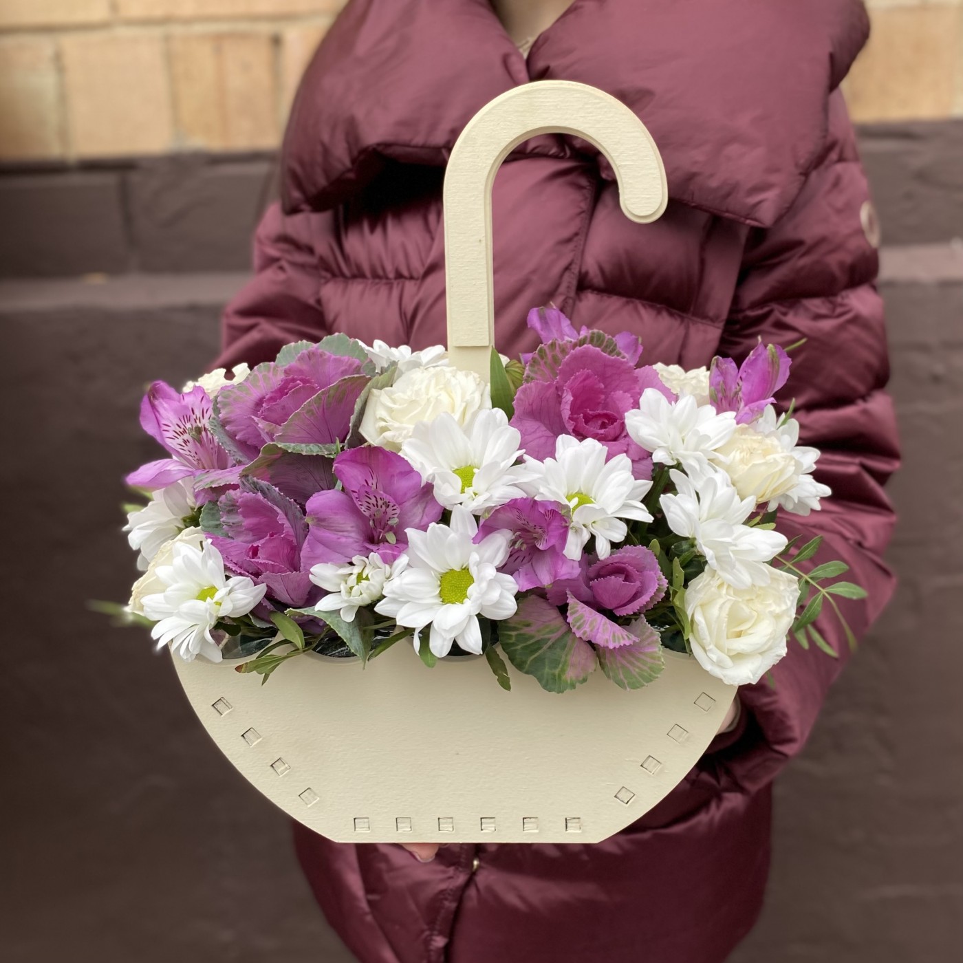 Композиция в зонтике с розами и альстромерией