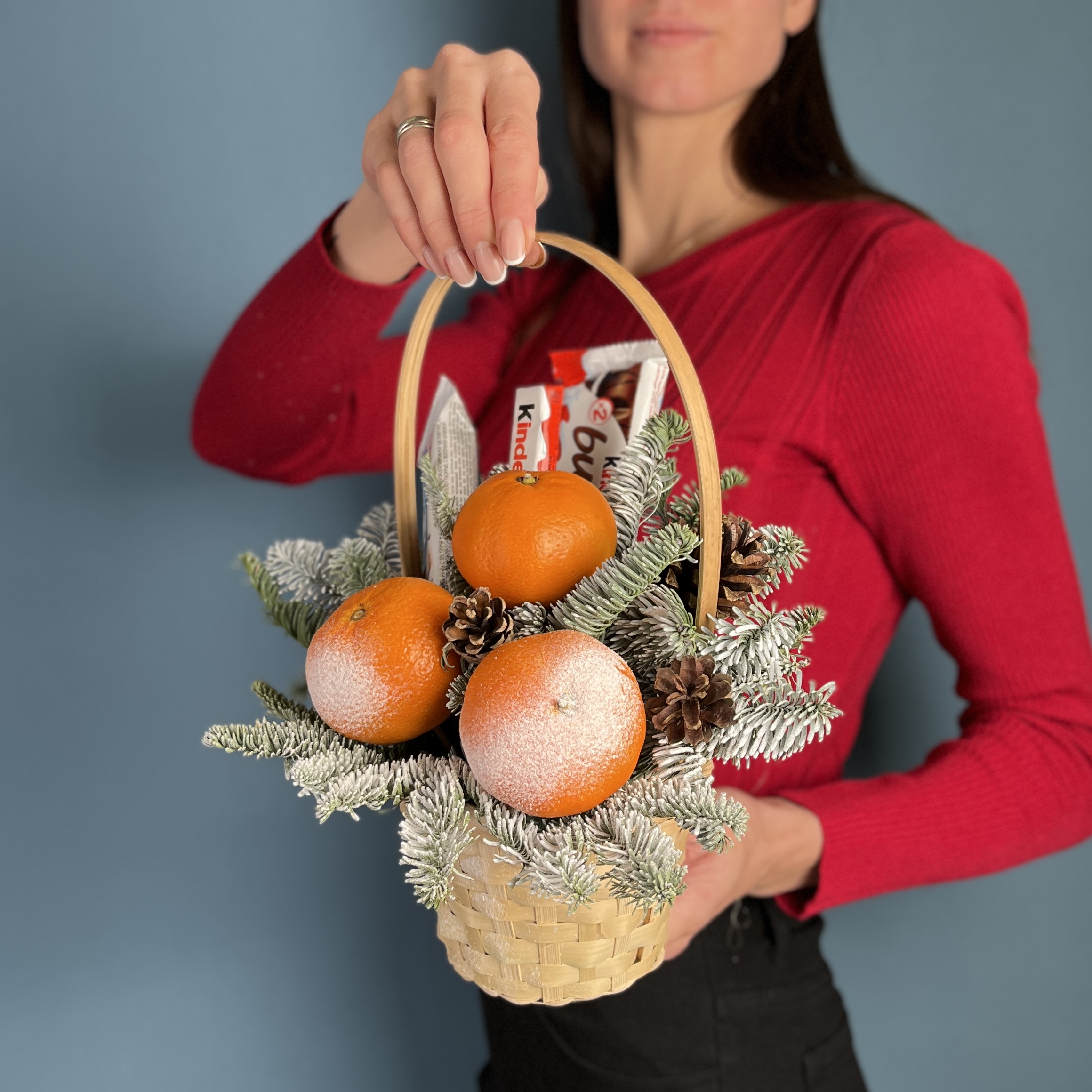 Новогодняя корзина с мандаринами и шоколадом